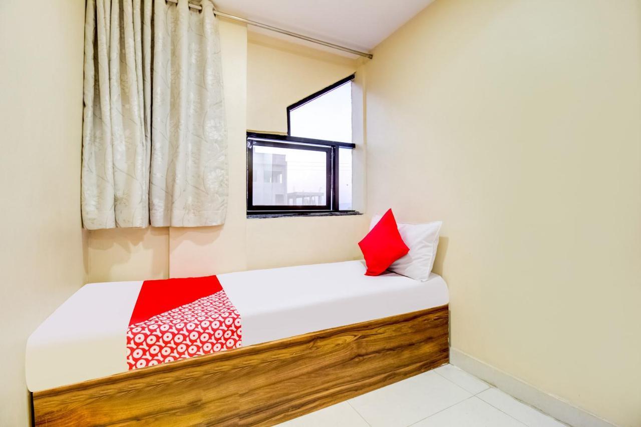 Oyo 81625 Hotel Radhika Manmad Εξωτερικό φωτογραφία