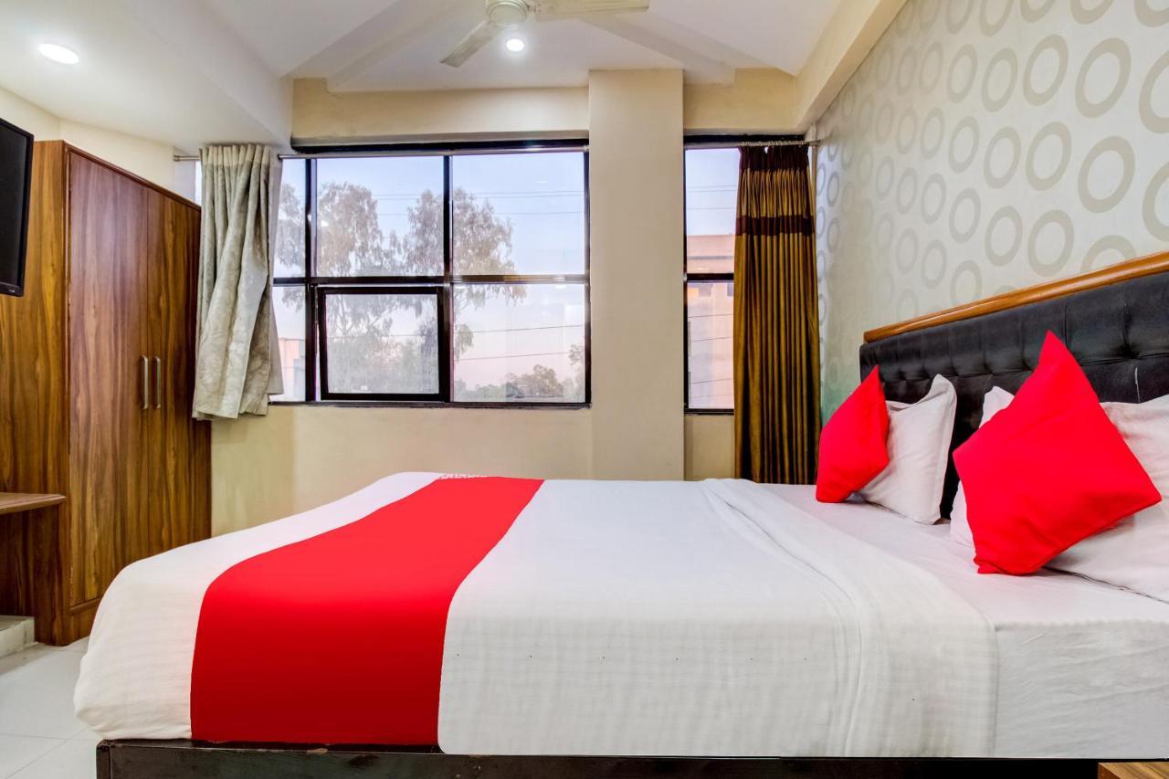 Oyo 81625 Hotel Radhika Manmad Εξωτερικό φωτογραφία